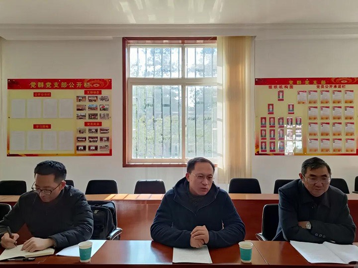 云煤（鸿运国际）集团党委委员、副总司理张清到可保煤矿公司开展春节送温暖慰问运动