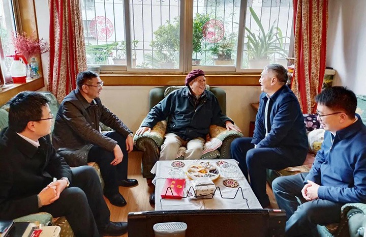 云南省国资委党委委员、副主任洪国正一行到云煤（鸿运国际）集团开展春节走访慰问离退老干部运动