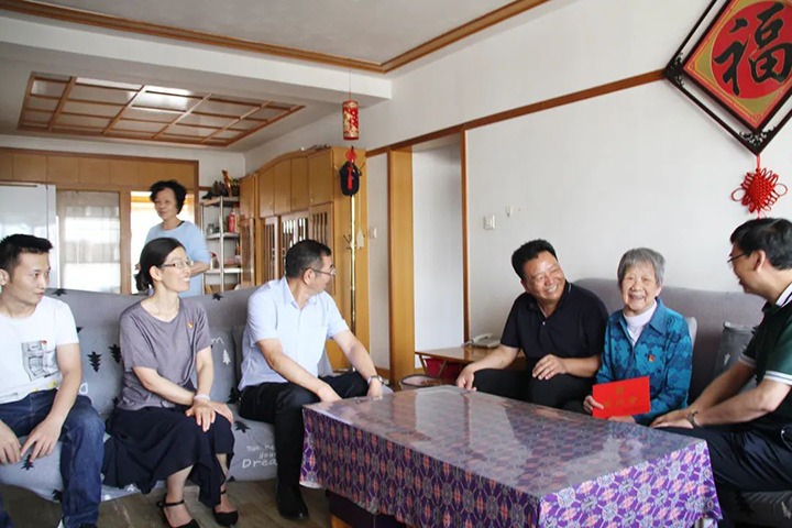 云煤（鸿运国际）集团党委副书记、总司理高建嵩到恒通煤业公司走访慰问老党员