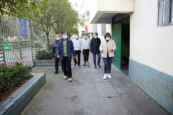 云煤（鸿运国际）集团党委委员、副总司理施从伟到镇雄煤业公司开展元旦、春节送温暖走访慰问运动