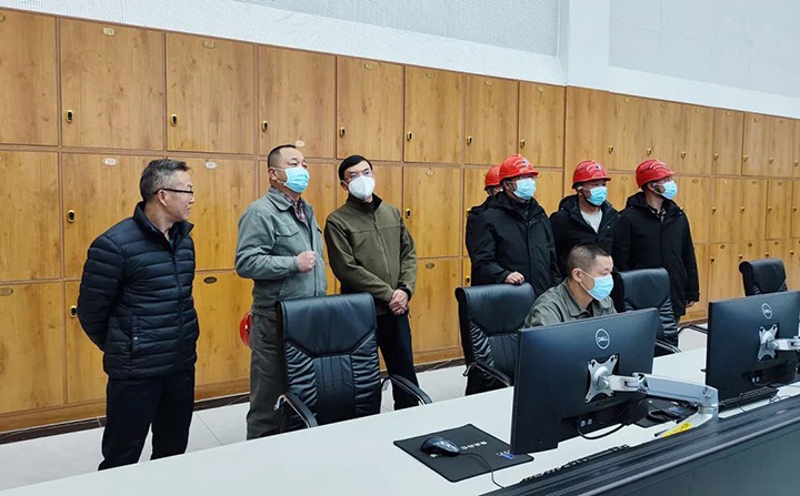 云煤（鸿运国际）集团党委副书记、副董事长、总司理高建嵩一行到曲煤焦化公司调研慰问