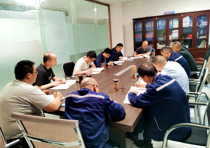 煤矿“夜课堂”：值班间隙一小时，，，人人都是清静讲师！