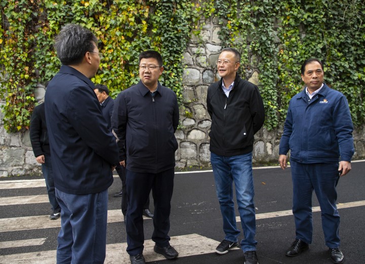 与镇雄县委书记肖顺兴攀谈.jpg